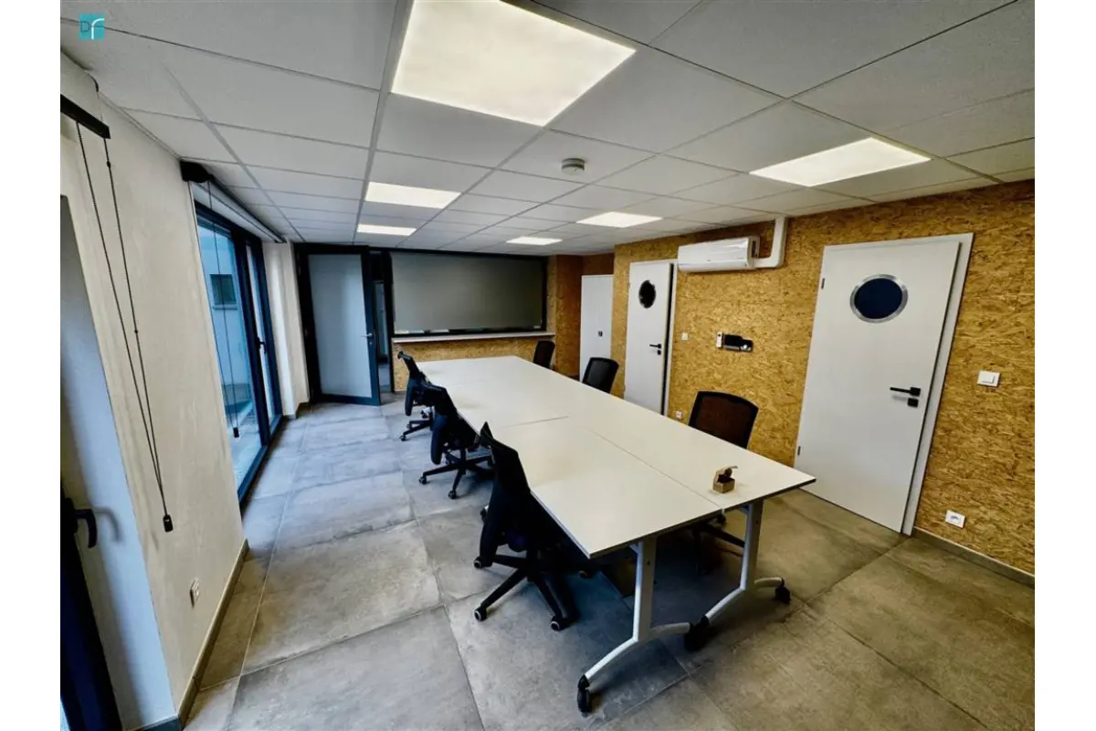 Commerce à  à Fleurus 6220 1950.00€  chambres m² - annonce 634774