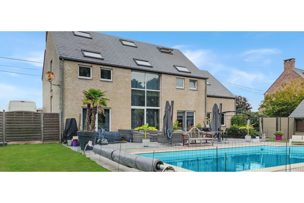 Villa à vendre à Saint-Marc 5003 605000.00€ 5 chambres 280.00m² - annonce 723224