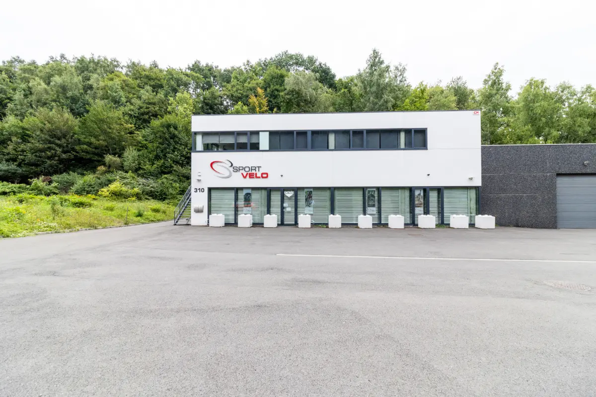 Commerce à louer à Saint-Marc 5003 3000.00€  chambres 330.00m² - annonce 739384