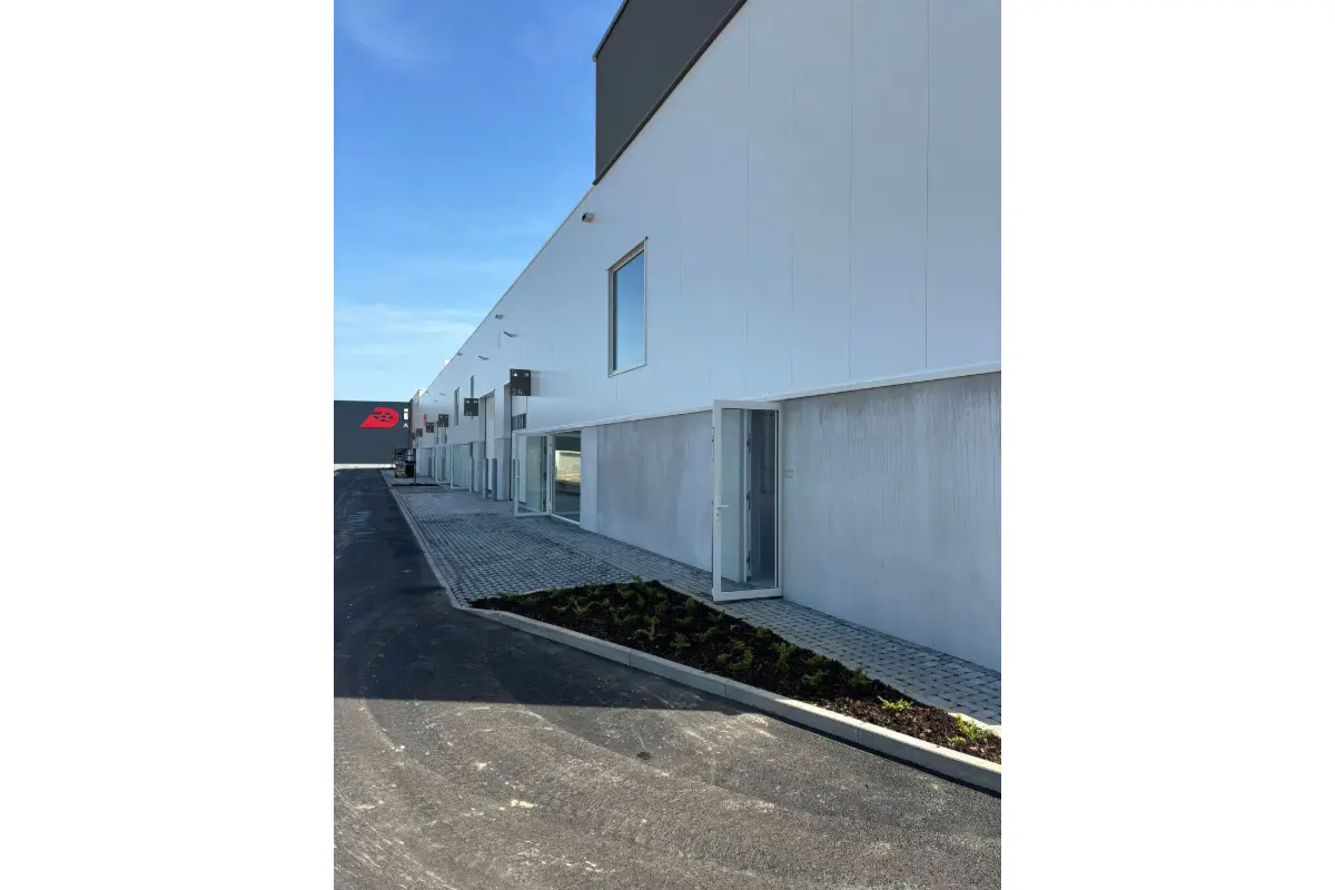 Commerce à vendre à Fernelmont 5380 10500000.00€  chambres 8405.00m² - annonce 741718