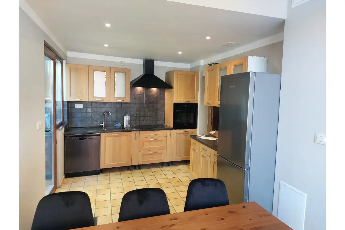 Appartement à louer à Saint-Servais 5002 600.00€  chambres 175.00m² - annonce 746194