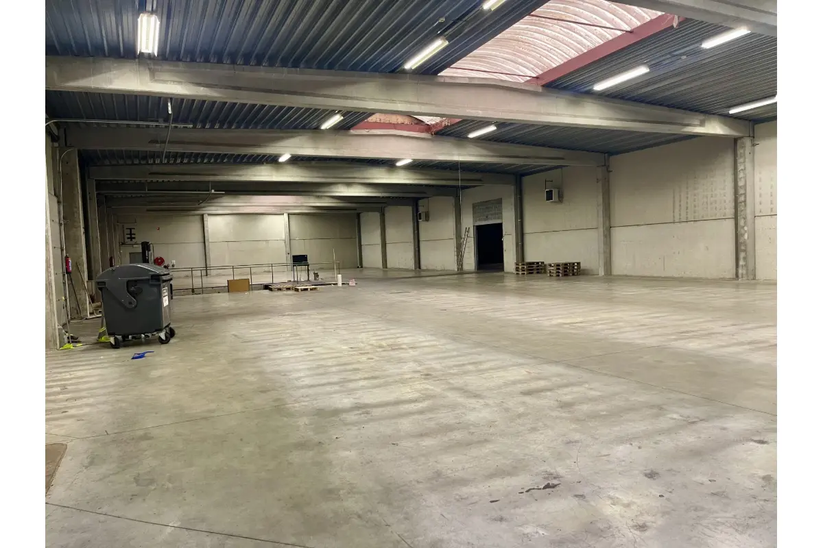 Commerce à louer à Gembloux 5030 7000.00€  chambres 2210.00m² - annonce 811527