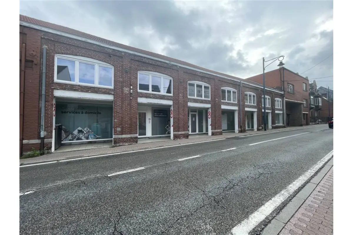 Commerce à  à Saint-Servais 5002 1850.00€  chambres 250.00m² - annonce 815493