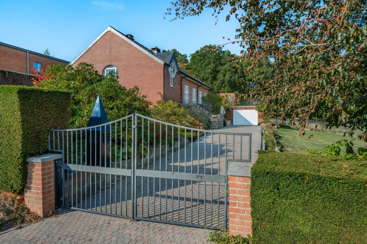 Villa à vendre à Bioul 5537 420000.00€  chambres 240.00m² - annonce 825379